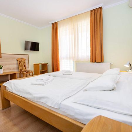 Belvarosi Panzio Debreţin Exterior foto