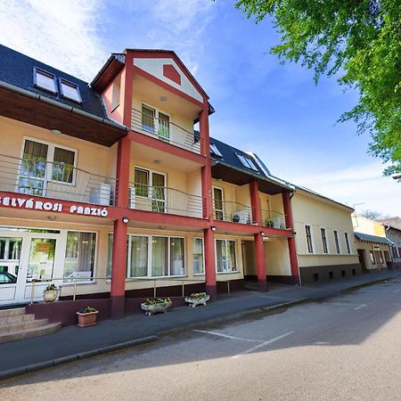 Belvarosi Panzio Debreţin Exterior foto