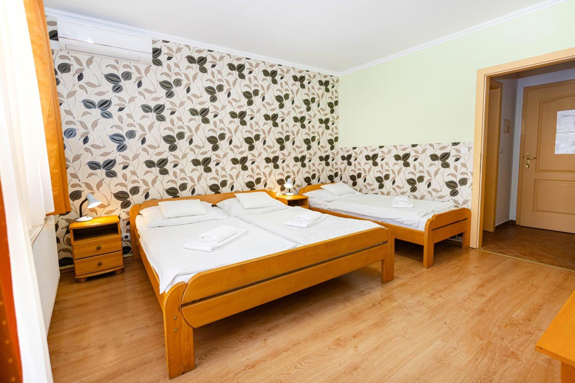 Belvarosi Panzio Debreţin Exterior foto