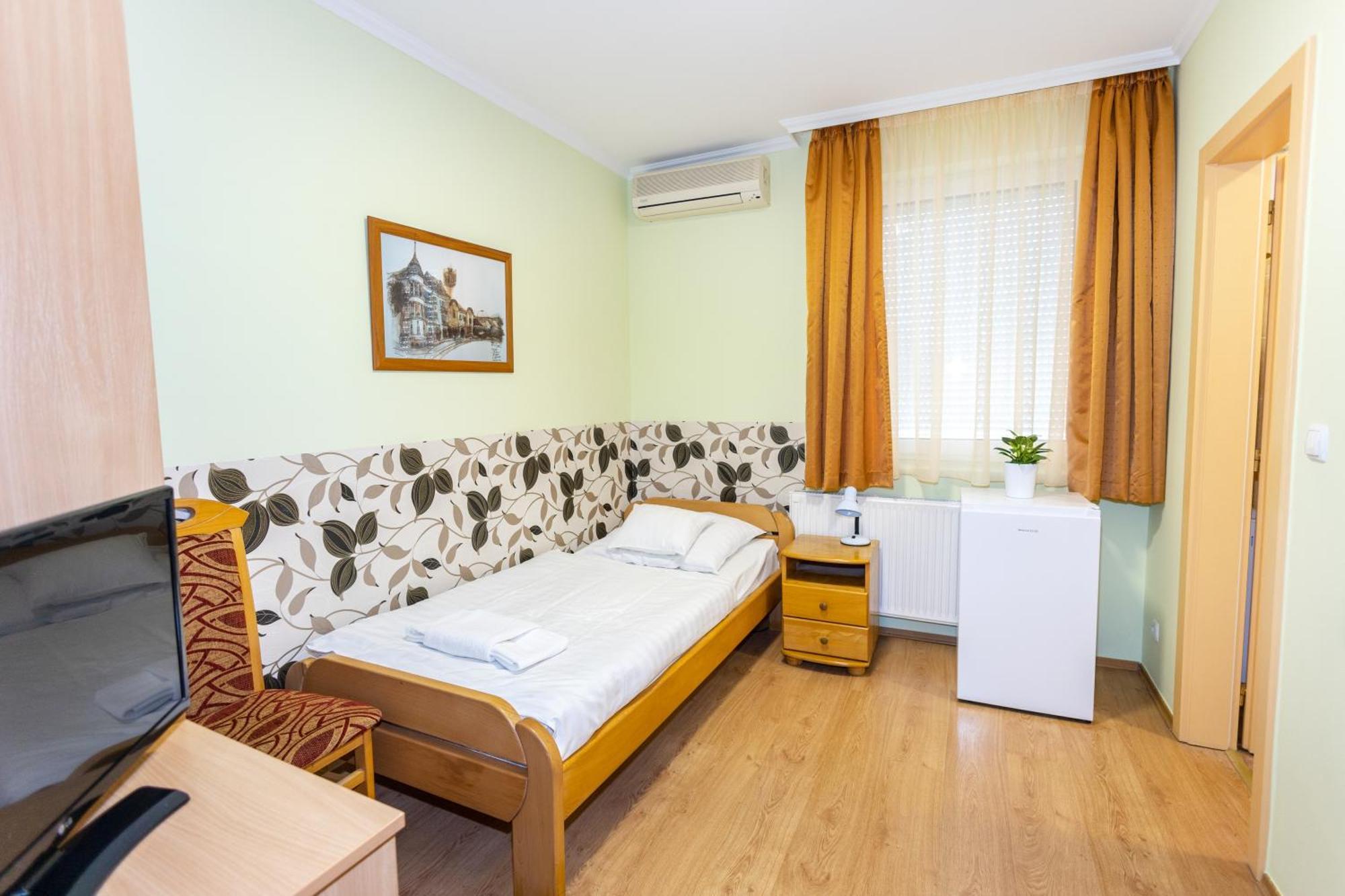 Belvarosi Panzio Debreţin Exterior foto