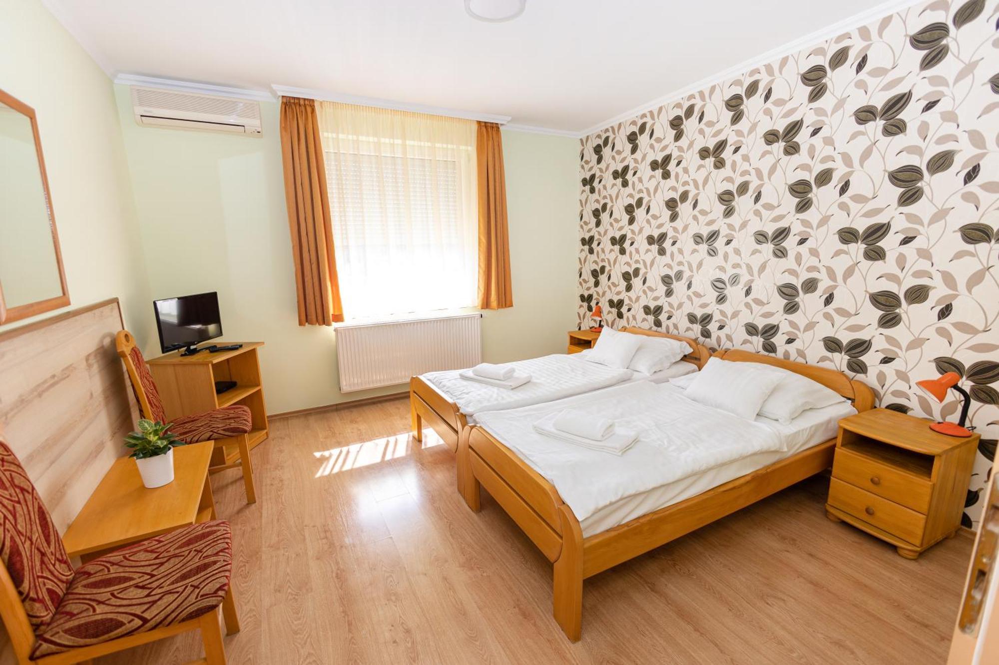 Belvarosi Panzio Debreţin Exterior foto
