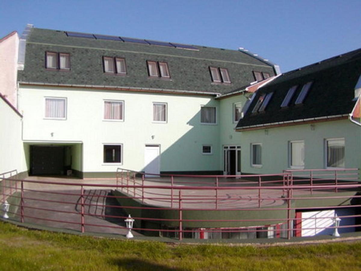 Belvarosi Panzio Debreţin Exterior foto